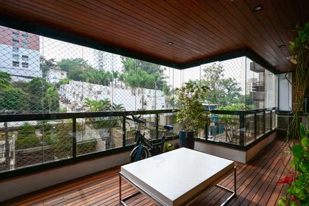 Apartamento à venda com 246m², 4 quartos e 4 vagasVaranda