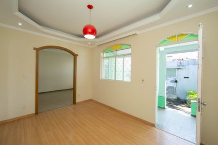SALA de casa para alugar com 3 quartos, 360m² em Camargos, Belo Horizonte