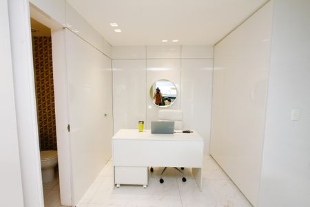 Apartamento à venda com 270m², 4 quartos e 3 vagasEscritório