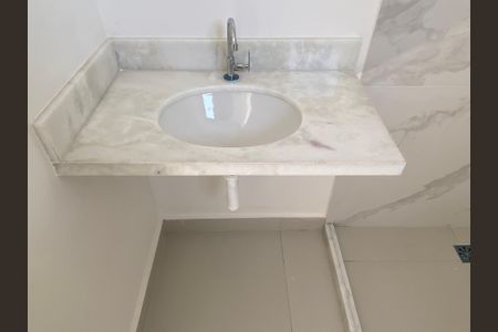 Casa de condomínio à venda com 94m², 2 quartos e 2 vagasBanheiro da Suíte 1