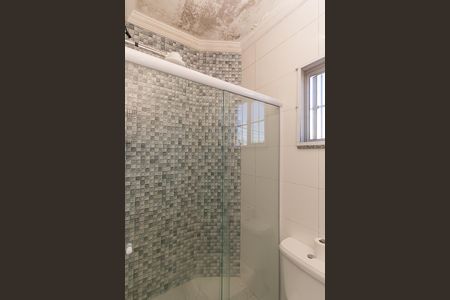 Casa à venda com 100m², 2 quartos e 2 vagasBanheiro da Suíte 1 