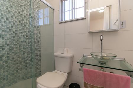 Casa à venda com 100m², 2 quartos e 2 vagasBanheiro da Suíte 1 