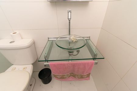 Casa à venda com 100m², 2 quartos e 2 vagasBanheiro da Suíte 1 