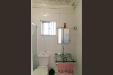 Casa à venda com 100m², 2 quartos e 2 vagasBanheiro da Suíte 1 