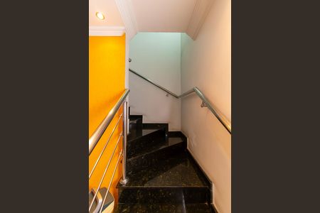 Casa à venda com 100m², 2 quartos e 2 vagasEscada