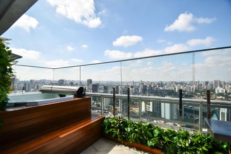 Apartamento à venda com 198m², 3 quartos e 2 vagasVaranda da sala com furo, churrasqueira e sauna