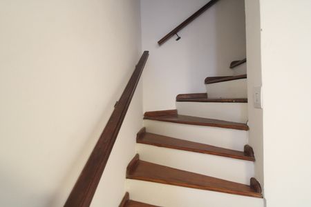 Escada de casa de condomínio para alugar com 2 quartos, 75m² em Jardim Marajoara, São Paulo