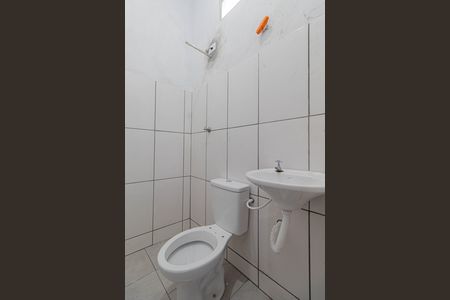 Banheiro  de casa para alugar com 1 quarto, 25m² em Jardim Verônia, São Paulo