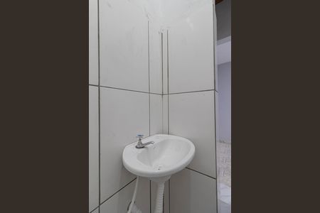 Banheiro  de casa para alugar com 1 quarto, 25m² em Jardim Verônia, São Paulo