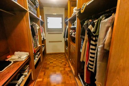 Casa à venda com 540m², 4 quartos e 4 vagasSuíte -  Closet 1