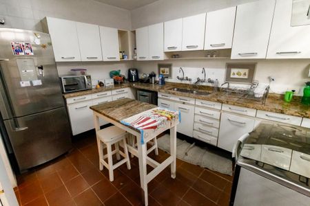 Casa à venda com 540m², 4 quartos e 4 vagasCozinha - Armários
