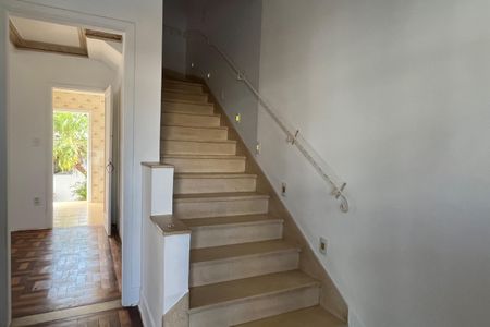 Escada de casa para alugar com 3 quartos, 210m² em Vila Belmiro, Santos