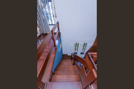 Casa para alugar com 249m², 4 quartos e 4 vagas Casa para alugar com 249m², 4 quartos e 4 vagasEscada