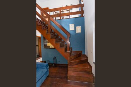 Casa para alugar com 249m², 4 quartos e 4 vagas Casa para alugar com 249m², 4 quartos e 4 vagasEscada