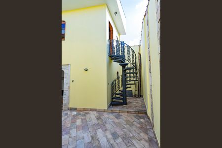 Casa para alugar com 249m², 4 quartos e 4 vagas Casa para alugar com 249m², 4 quartos e 4 vagasEscada