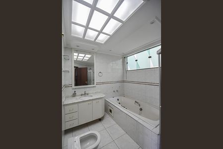 Casa à venda com 322m², 4 quartos e 4 vagasBanheiro da Suíte