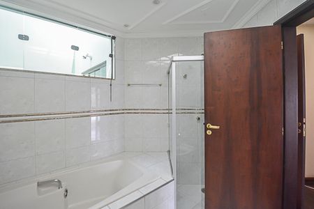 Casa à venda com 322m², 4 quartos e 4 vagasBanheiro da Suíte