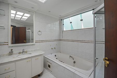 Casa à venda com 322m², 4 quartos e 4 vagasBanheiro da Suíte