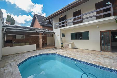 Casa à venda com 322m², 4 quartos e 4 vagasPiscina