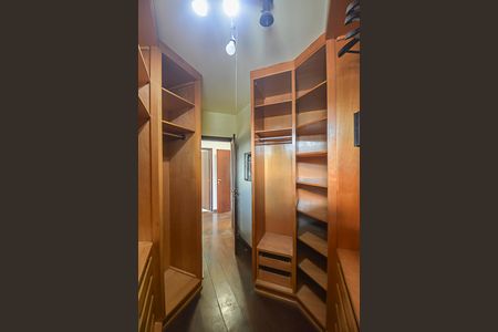 Casa à venda com 322m², 4 quartos e 4 vagasCloset da suíte