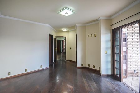Casa à venda com 322m², 4 quartos e 4 vagasQuarto Suíte