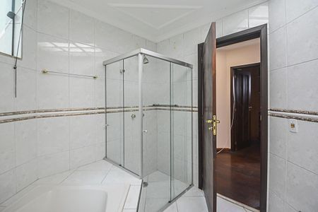 Casa à venda com 322m², 4 quartos e 4 vagasBanheiro da Suíte