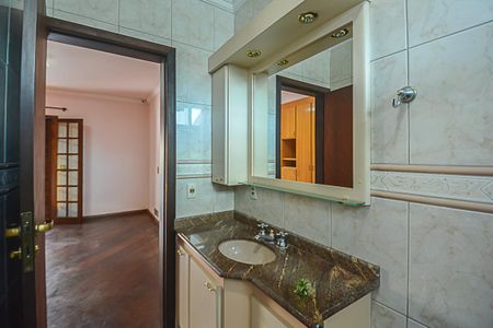 Casa à venda com 322m², 4 quartos e 4 vagasBanheiro da Suíte 2
