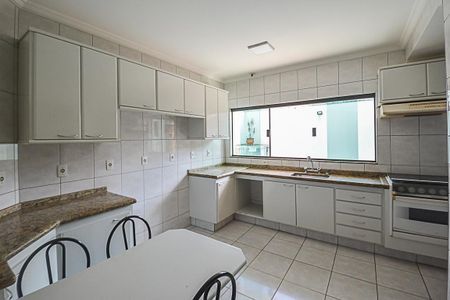 Casa à venda com 322m², 4 quartos e 4 vagasCozinha