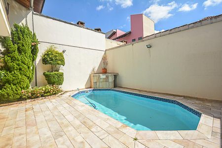 Casa à venda com 322m², 4 quartos e 4 vagasPiscina