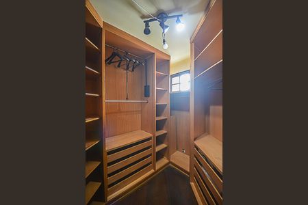 Casa à venda com 322m², 4 quartos e 4 vagasCloset da suíte