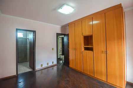 Casa à venda com 322m², 4 quartos e 4 vagasQuarto 2 - Suíte