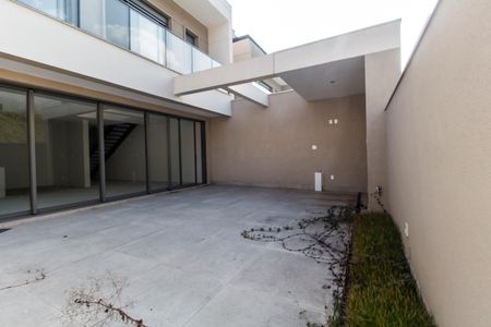 Casa de condomínio para alugar com 230m², 2 quartos e 3 vagasQuintal