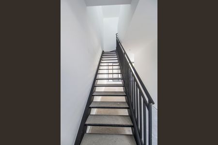 Casa de condomínio para alugar com 230m², 2 quartos e 3 vagasEscada