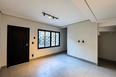 Sala de casa à venda com 3 quartos, 120m² em Vila Bertioga, São Paulo