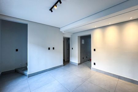 Sala de casa à venda com 3 quartos, 120m² em Vila Bertioga, São Paulo