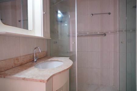 Banheiro  de apartamento para alugar com 2 quartos, 62m² em Floresta, Porto Alegre