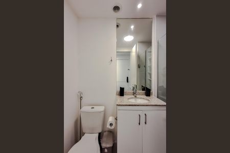 Banheiro de kitnet/studio para alugar com 1 quarto, 24m² em Sé, São Paulo