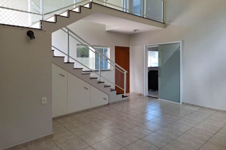 Sala de casa de condomínio para alugar com 3 quartos, 142m² em Piratininga, Niterói