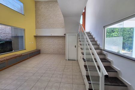 Sala de casa de condomínio para alugar com 3 quartos, 142m² em Piratininga, Niterói
