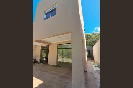 Casa de condomínio para alugar com 230m², 4 quartos e 2 vagasFachada