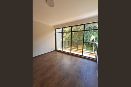 Casa de condomínio para alugar com 230m², 4 quartos e 2 vagasSala