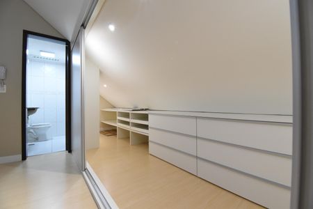 Casa de condomínio para alugar com 180m², 3 quartos e 2 vagasÁtico