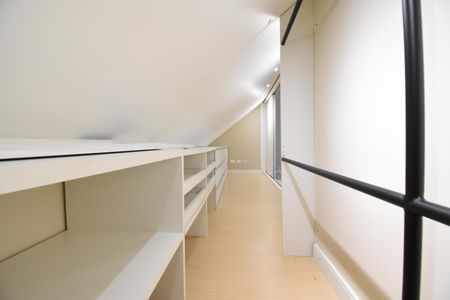 Casa de condomínio para alugar com 180m², 3 quartos e 2 vagasÁtico