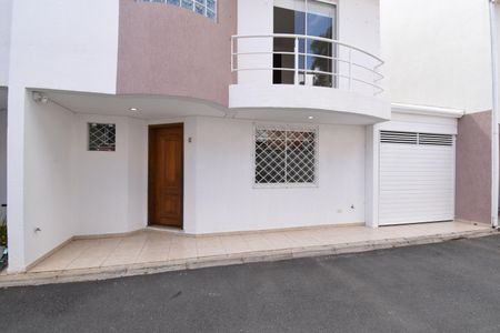 Casa de condomínio para alugar com 180m², 3 quartos e 2 vagasFachada