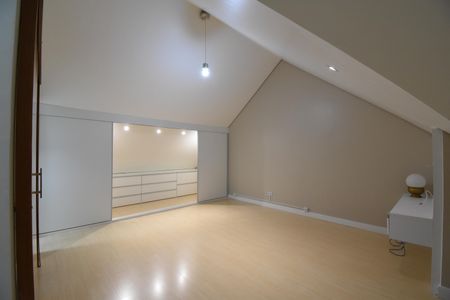 Casa de condomínio para alugar com 180m², 3 quartos e 2 vagasÁtico