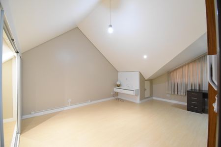 Casa de condomínio para alugar com 180m², 3 quartos e 2 vagasÁtico