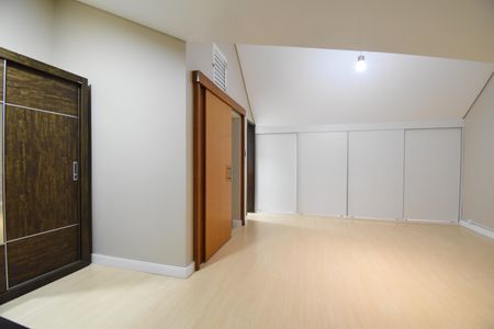 Casa de condomínio para alugar com 180m², 3 quartos e 2 vagasÁtico