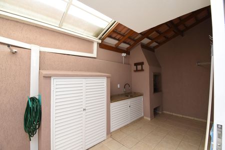 Casa de condomínio para alugar com 180m², 3 quartos e 2 vagasÁrea com Churrasqueira