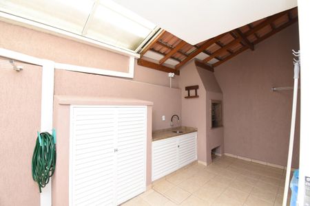 Casa de condomínio para alugar com 180m², 3 quartos e 2 vagasÁrea com Churrasqueira