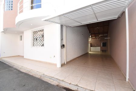 Casa de condomínio para alugar com 180m², 3 quartos e 2 vagasÁrea externa - Garagem